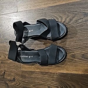Women's size 6 Madden Girl sandals im good condition.
